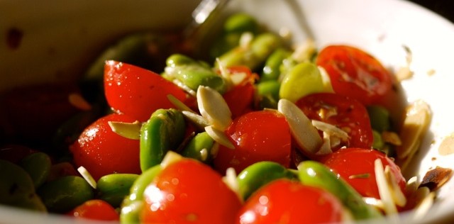 Salade de gourganes et tomates aux amandes. Salade de gourganes et de tomates au citron Meyer et aux amandes