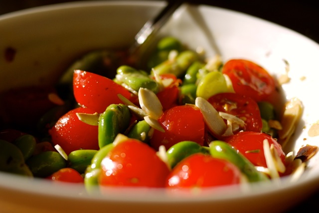 Salade de gourganes et tomates aux amandes.