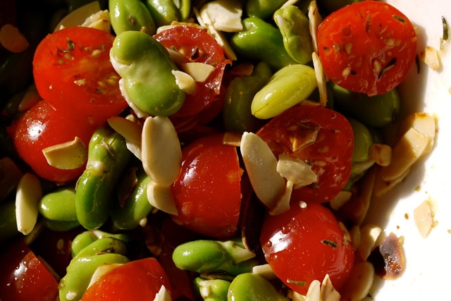 Des gourganes fraîches, des petites tomates... que du bonheur!