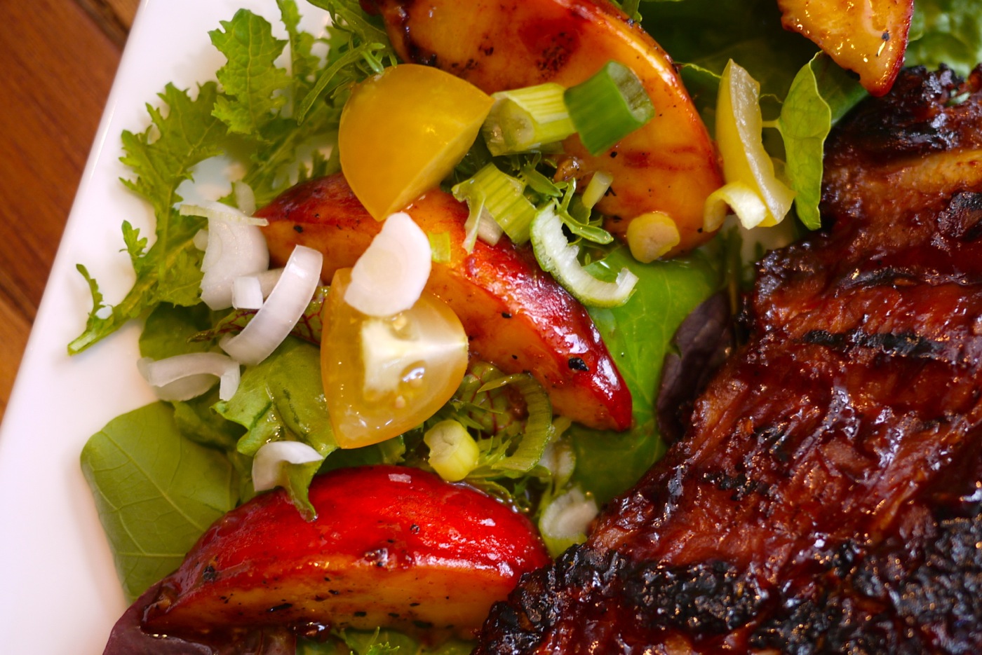 Salade de pêches grillées sur le barbecue: l'accompagnement idéal des côtes levées!