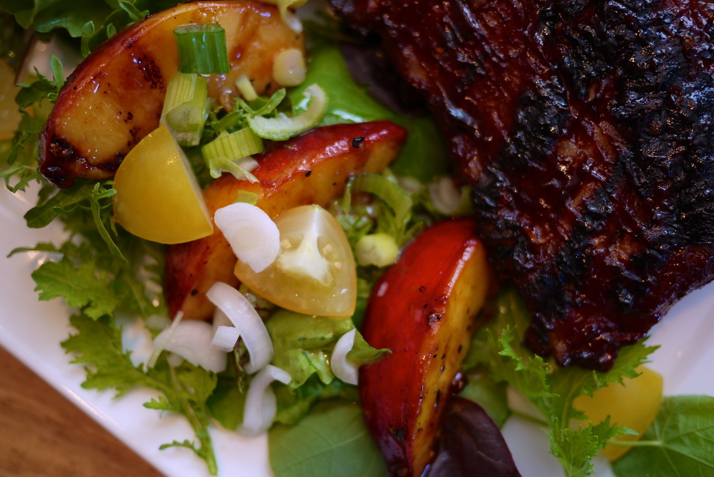 Un délicieux accompagnement pour les grillades estivales: la salade de pêches grillées.