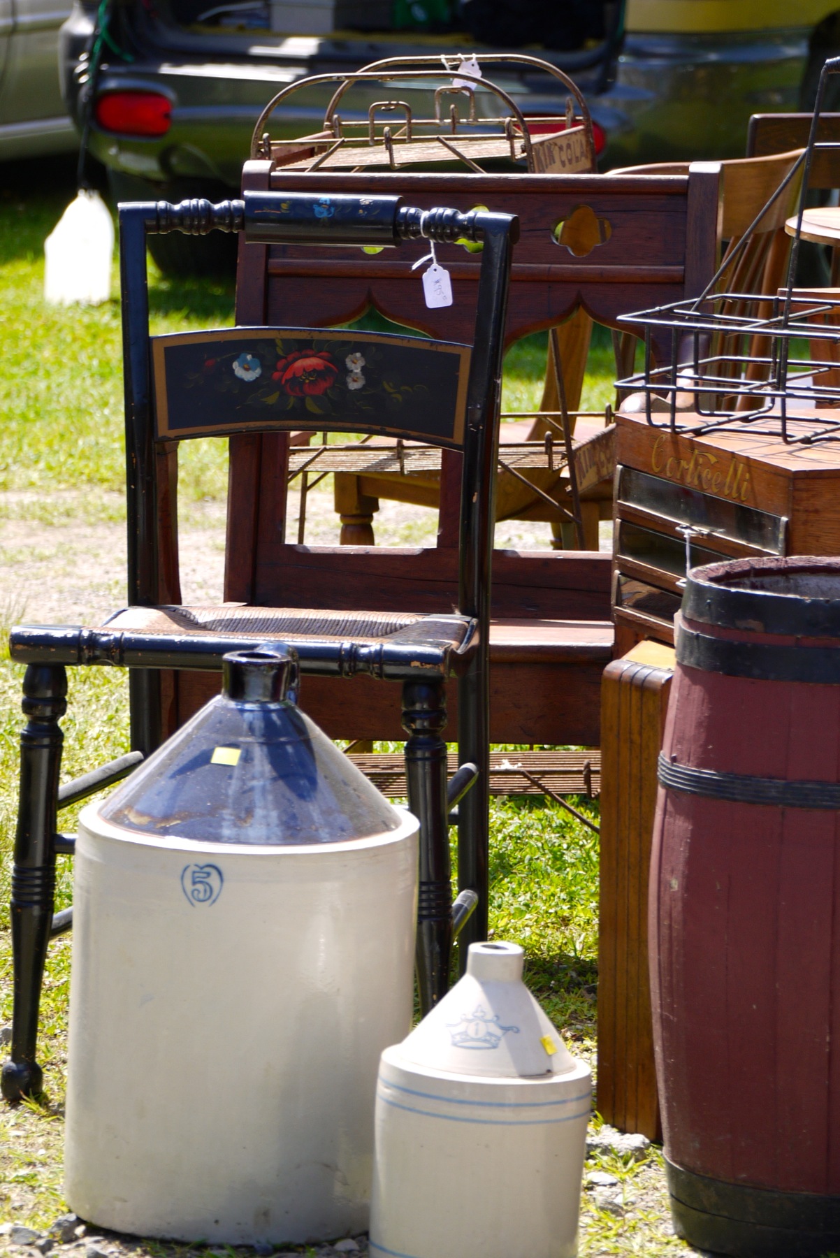 Vieilles chaises et bidons au Marché Finnegan.