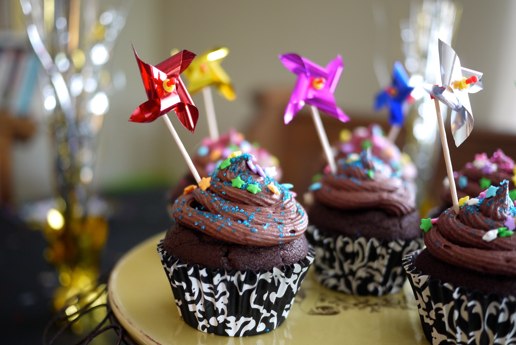 Cupcakes choco-choco, tout en noir et décorés d'étoiles.