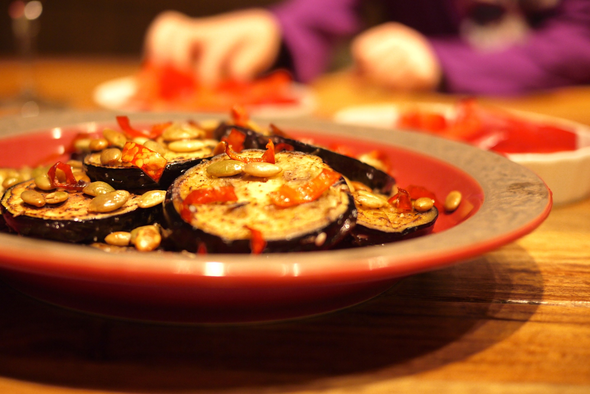 Aubergines grillées aux graines de citrouille et piment d'Espelette.