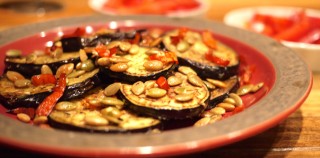Aubergines grillées... sans les petites mains! Aubergine grillée aux graines de citrouille et au piment Gorria