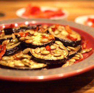 Aubergines grillées... sans les petites mains! Aubergine grillée aux graines de citrouille et au piment Gorria