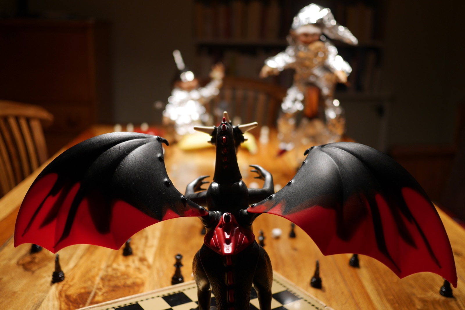 La bête affrontée par nos chevaliers: le dragon Playmobil dans toute sa splendeur.