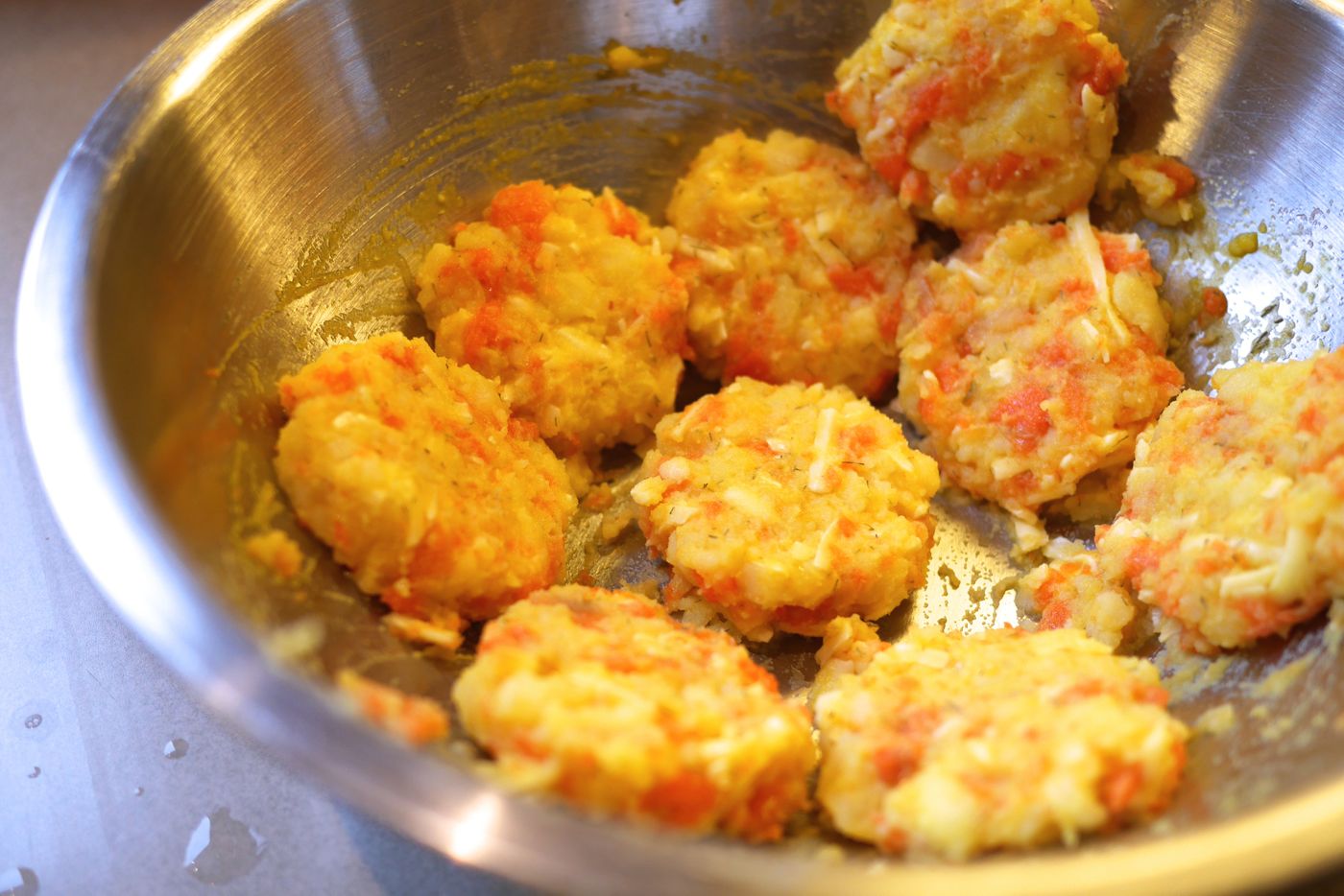 Préparation des croquettes: un mélange de chair de patates, saumon fumé, cheddar...