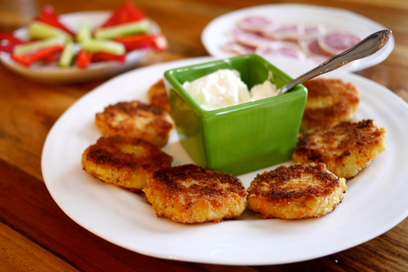 Les croquettes de pommes de terre et de saumon fumé, servies avec crème sure.