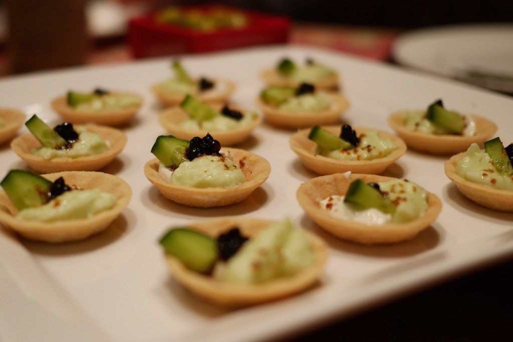 Canapés concombre, feta et perles balsamiques