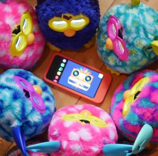 Attroupement de Furby en délire! Anniversaire Furby Boom: une fête pour les enfants, par les enfants!
