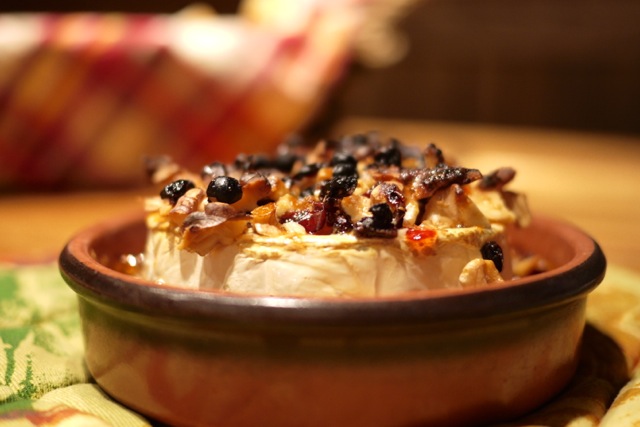 Fromage Calendos épicé au miel et aux noix, cuit au four.