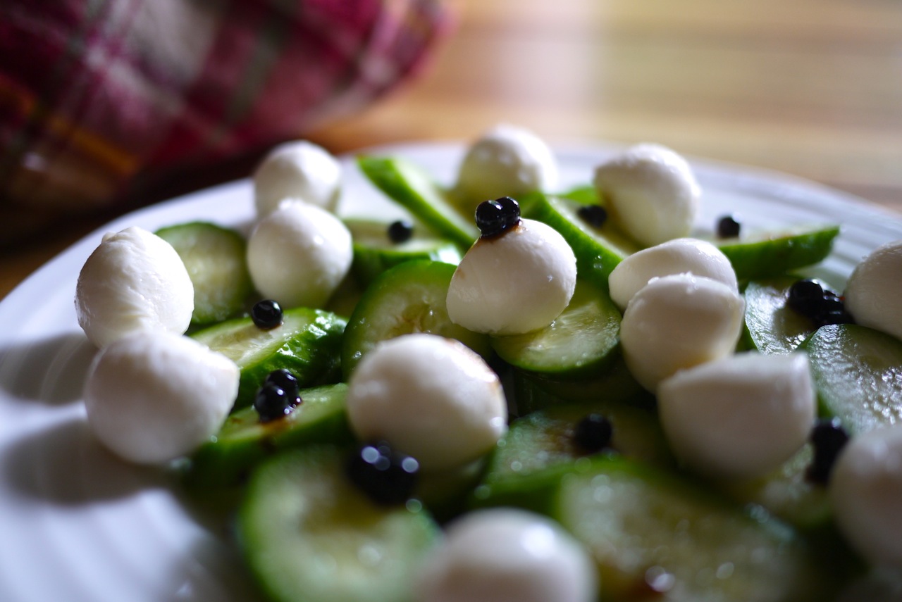 Plateau de cncombres, bocconcini et perles balsamiques.