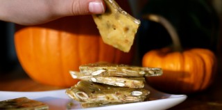 Éclats de caramel aux amandes et aux graines de citrouille. Éclats de caramel aux graines de citrouille de Louise Gagnon: carrément déments!