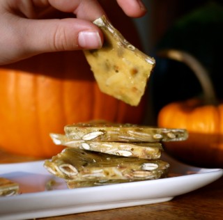 Éclats de caramel aux amandes et aux graines de citrouille. Éclats de caramel aux graines de citrouille de Louise Gagnon: carrément déments!