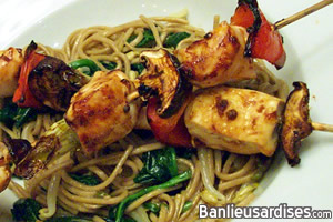 Brochettes de poulet et de shitake yakitori servies sur nouilles soba aux &eacute;pinards