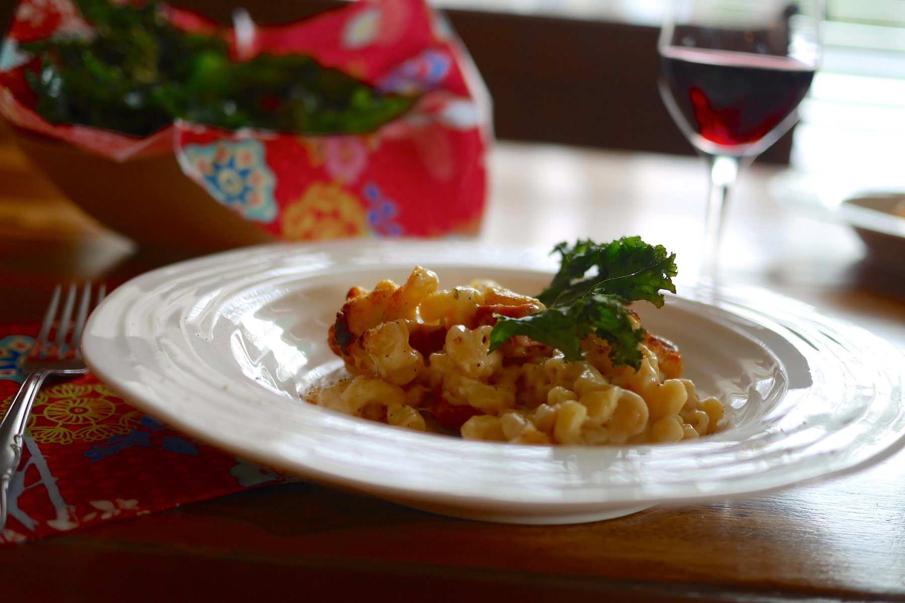 Mac n' cheese et chips de kale