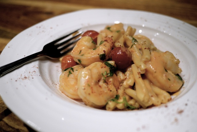 Pâtes gemelli en sauce crème aux crevettes et tomates cerises.