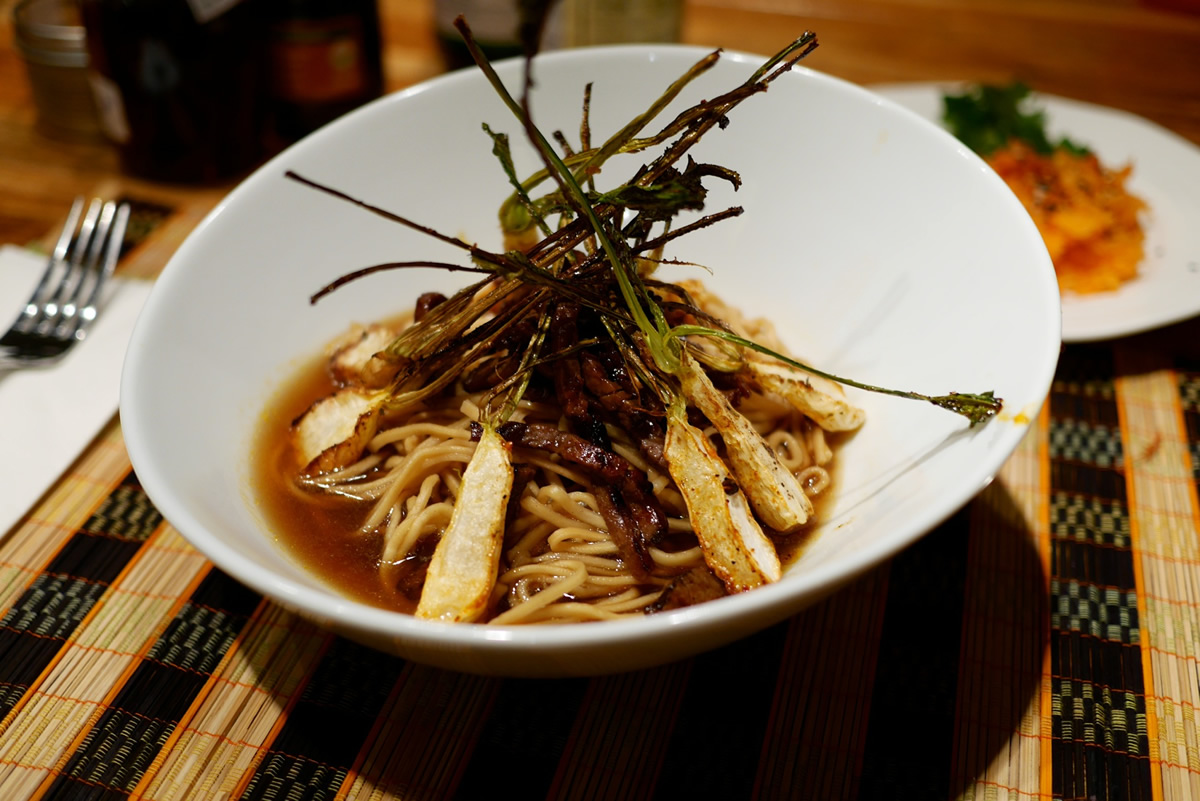 Soupe ramen chapeautée de navet asiatique et de rosbif émincé et sauté: un grand moment à notre table!