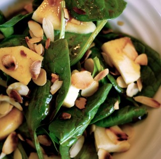 Salade d'épinards et pommes, vinaigrette à la sauce soya Salade d’épinards, pommes et amandes grillées, vinaigrette à la sauce soya