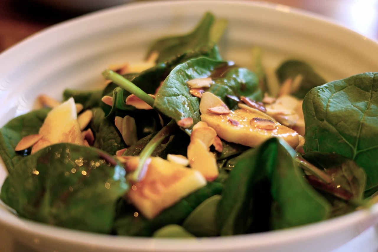 Salade d'épinards, pommes et amandes grillées.