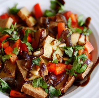 La touche finale: un coulis balsamique à la figue... Voilà une belle salade végé! Salade tiède de tofu fumé, poivrons croquants, oignons caramélisés et pignons grillés