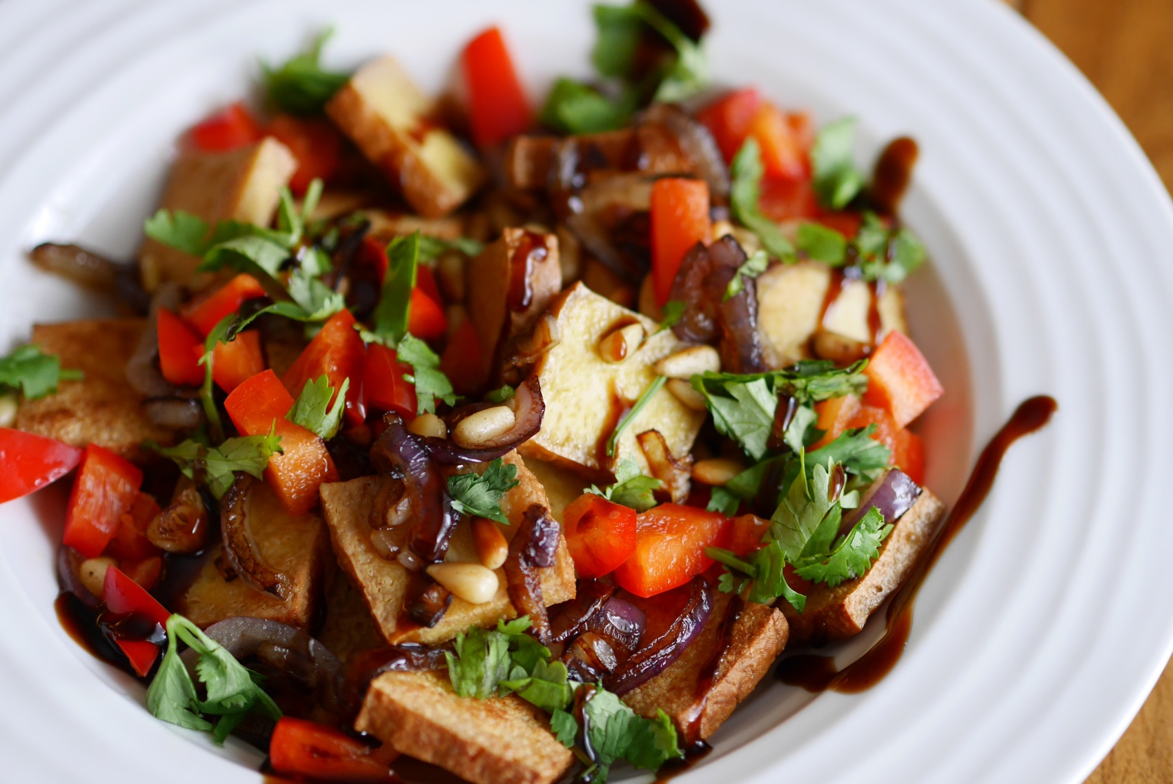 La touche finale: un coulis balsamique à la figue... Voilà une belle salade végé!