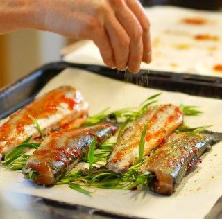 Un peu de sel assaisonné pour relever les petites truites. Truites à l’estragon grillées au four