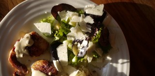 Salade de bébé romaine au parmesan et au poivre. Salade de bébé romaine et sa vinaigrette extra parmesan et poivre