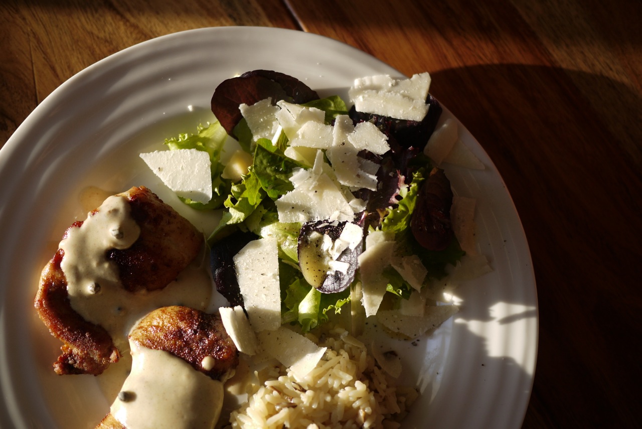 Salade de bébé romaine au parmesan et au poivre.