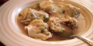 Soupe wonton à la betterave... jaune. Soupe wonton à la betterave jaune