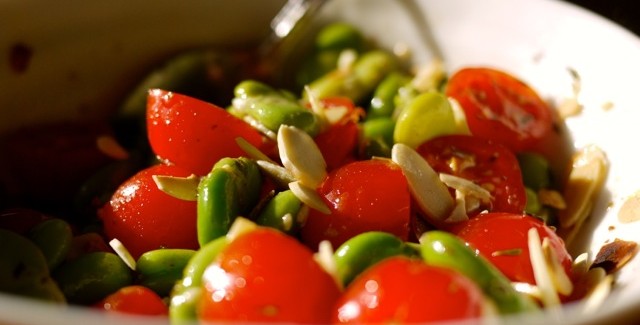 Salade de gourganes et de tomates au citron Meyer et aux amandes