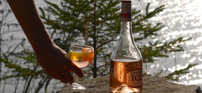 Vin aromatisé et rosé sur glace : deux tendances de l’été parfaites au chalet