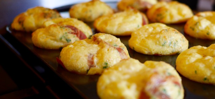 Mini-omelettes au parmesan en coupelles de prosciutto