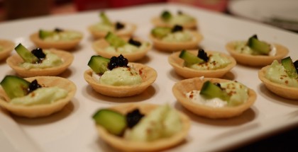 Canapés concombre, feta et perles balsamiques