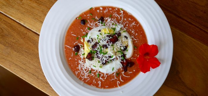 Gaspacho tout garni (pancetta, parmesan, oeufs cuits dur…)