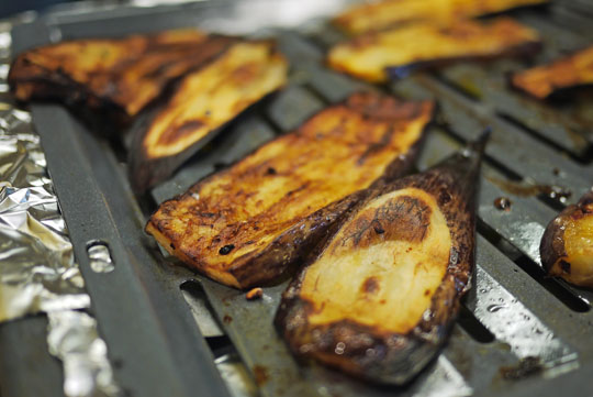 Aubergines grillées et épicées