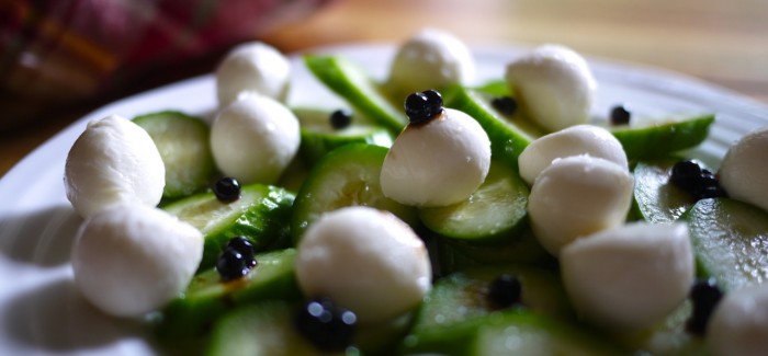 Concombres, bocconcini et perles balsamiques