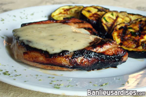 Côtelettes de porc à la gelée de cidre et aux feuilles de monarde