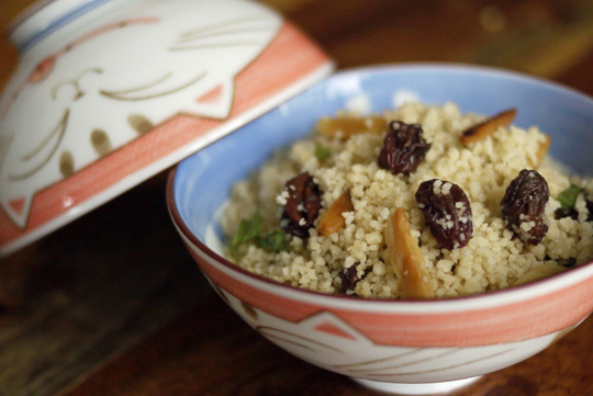 Couscous aux amandes grillées et aux raisins