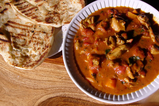 Curry de poulet aux tomates, patates sucrées et lait de coco