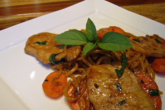 Escalopes de porc sucrées-salées et sauté de carottes au basilic thaï