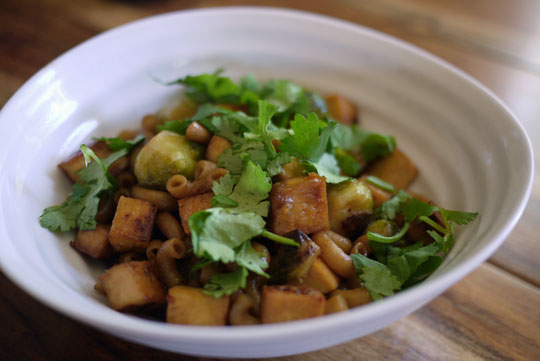 Macaroni chinois aux choux de Bruxelles et tofu fumé