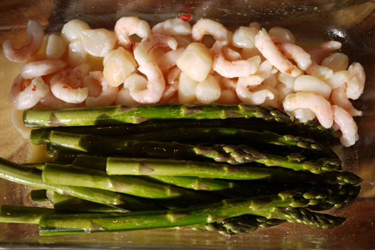 Asperges et fruits de mer épicés en papillote de cèdre