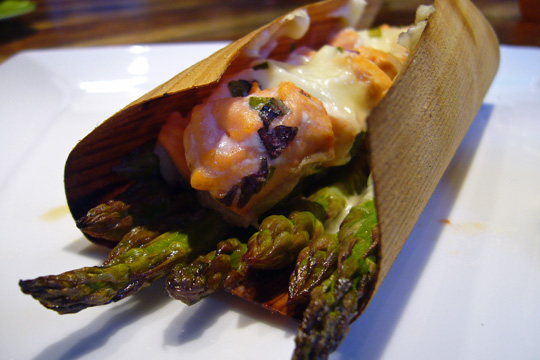 Papillotes de saumon à la lime sur lit d’asperges, enveloppées de cèdre