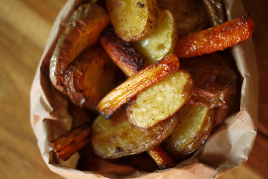 Duo bien gras de patates et carottes au sel d’olives noires