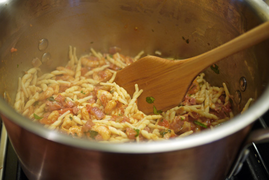 Pâtes Trofie en sauce aux crevettes et aux petits dés de salami