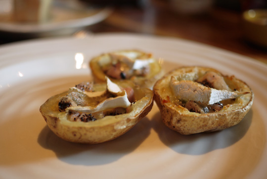 Pelures de pommes de terre gratinées décadentes (au lapin confit et aux truffes)