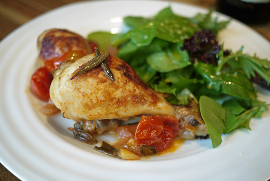 Pilons de poulet aux petites tomates et au thé du Labrador