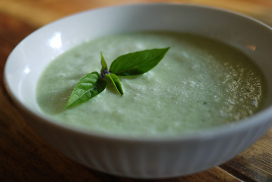 Potage froid de concombre aux herbes et au sel fumé